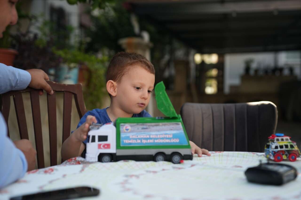 Dalaman'da Her Sabah Çöp Kamyonunu Selamlayan Minik Çağan'a Başkan Sezer Durmuş'tan Sürpriz 2